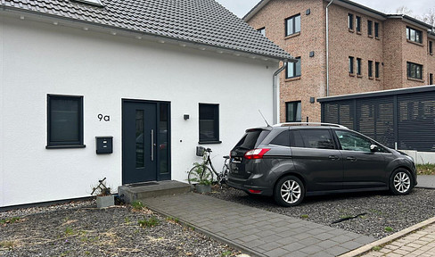 Dream home for families: Detached house with a sun garden in Büchen – KfW-55 standard, A+ energy rating, just outside Hamburg.