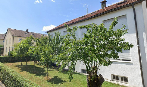 Bright and spacious 3.5-room apartment, located on the 1st floor, approximately 90 m2, with a large balcony. Located in Endersbach, a town known for its wine production.