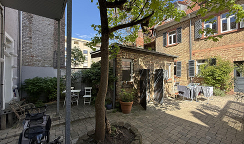 Charming 2-room apartment in a historic building with a view of greenery, located in the heart of Heidelberg-Bergheim.