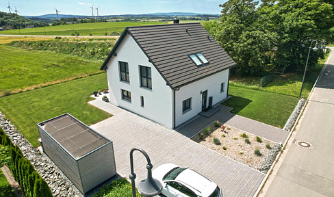 Enjoy new build comfort without the construction risk: A completed KfW 40 energy-efficient detached house with panoramic views – available commission-free.