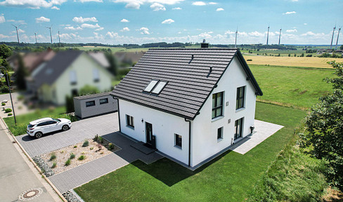 Spacious property, panoramic views, and excellent connectivity near the town center: Brand new single-family home (built in 2021, KFW-40 standard, energy efficiency rating A+).
