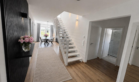Spacious, with panoramic views, and excellent transport links: A practically new, energy-efficient single-family home near the town center.