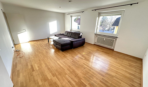 Spacious 4-room apartment in the center of Poing, with fitted kitchen and guest toilet.