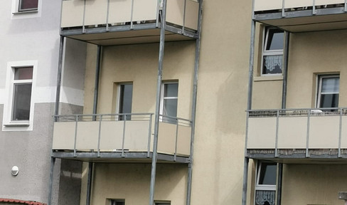 Cozy one-room apartment with a balcony and fitted kitchen.