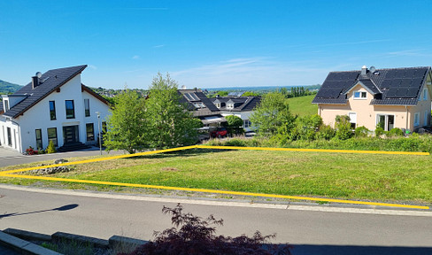 Ruhiges Eckgrundstück mit Fernblick