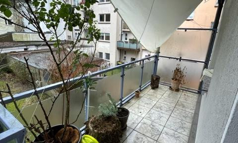 2.5-room apartment in Holsterhausen, central location, balcony, modern bathroom with bathtub and separate shower, energy-efficient building.
