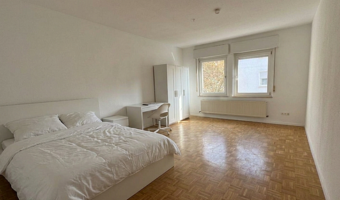 3 furnished rooms available in a 3-person shared apartment, located very close to the education campus, featuring a built-in kitchen and a balcony.