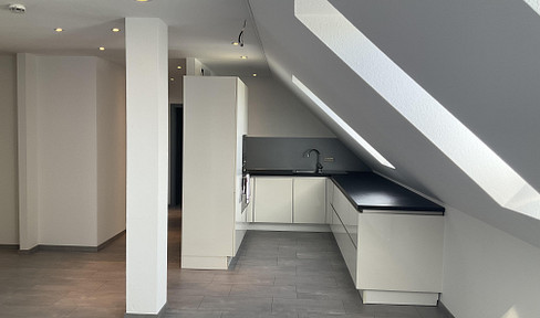 Bezugsfertiges Raumwunder: komplett renovierte 4-Zimmer-Maisonette mit EBK, Tiefgarage & Fahrstuhl