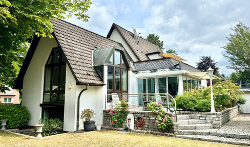Stilvolles Einfamilienhaus mit einem idyllischen Garten