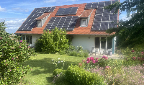 Large detached house with a wonderful garden on the edge of town, featuring solar panels, solar heating, and a sauna – excellent location.
