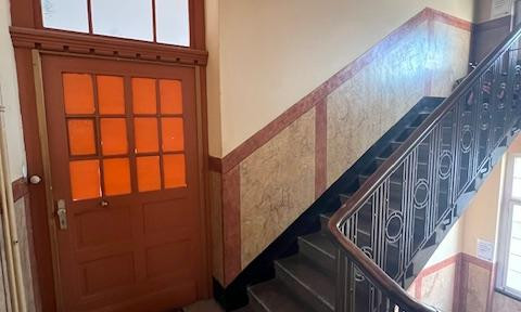 Charming historic building: 3 rooms, 2 balconies.
