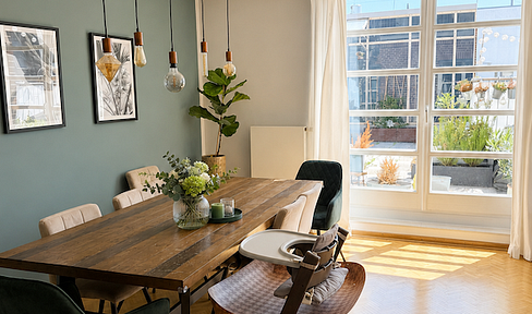 Exclusive penthouse apartment with a winter garden and underground parking space in Berlin-Mitte.