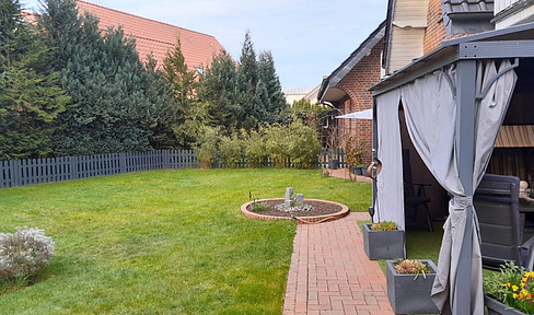 122 qm 2-Zimmer-EG-Wohnung mit Kamin und Garten