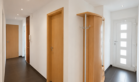 Spacious 3-room apartment for sale in Nuremberg-Bauernfeind, with a west-facing balcony, elevator access, and no brokerage fees.