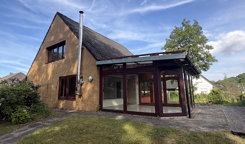 Single-family house with a potential for conversion into a two-family dwelling, featuring a large plot of land and significant development potential.