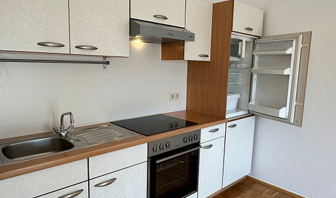 Bright and very quiet 2-room apartment with balcony | Includes parking space and a large storage room | €680 all inclusive.