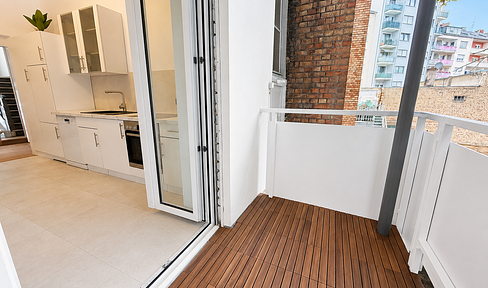 Modernized 3-room apartment with balcony, fitted kitchen, and daylight bathroom.