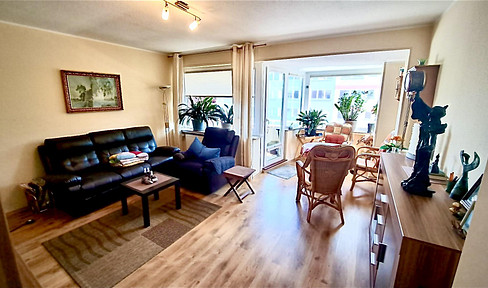 Commission-free: Stylish 3-room apartment with fitted kitchen and balcony, centrally located in the Stephaniviertel district.