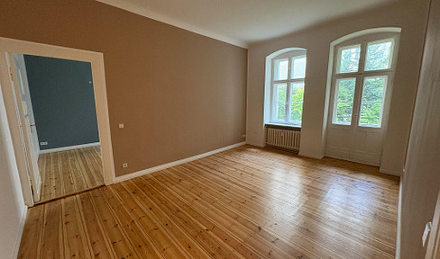 Stylish apartment in a renovated pre-war building, close to Kurfürstendamm – featuring hardwood floors, a balcony, and a modern bathroom.