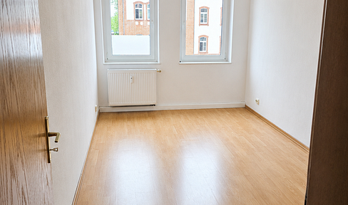 Charming 2-room apartment in a historic building, featuring a fitted kitchen.