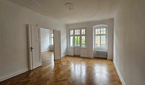 3-room apartment in a pre-war building with a balcony, located in Charlottenburg.