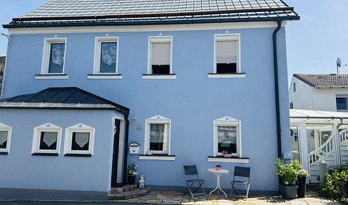 2 detached houses - 1 plot of land - many possibilities.