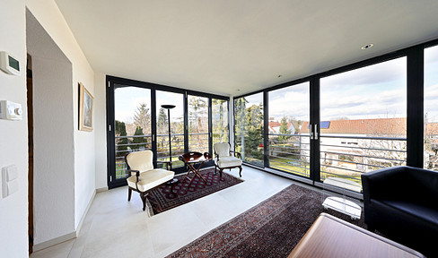 Exclusive, fully furnished 4.5-room apartment with a south-facing balcony and sunroom (suitable for 1-2 people).