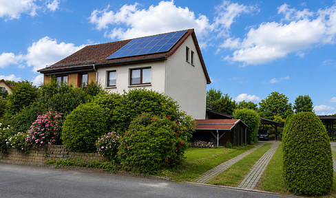 Family-friendly semi-detached house with garden and balcony (no agency fees).