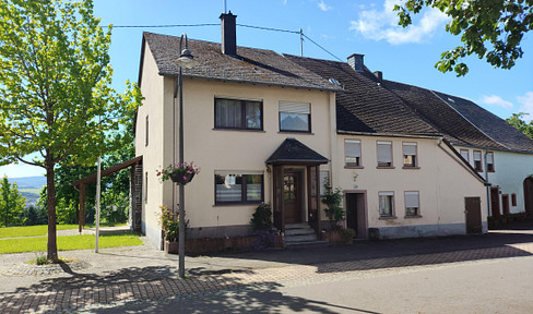 Einfamilienhaus mit weiterem Haus