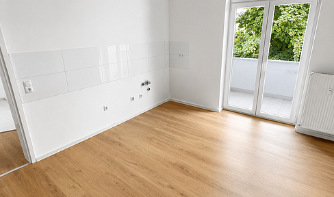 Charm of an older building meets modern living comfort - renovated 2-room apartment in Essen Frohnhausen with a balcony.