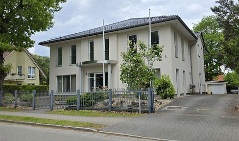 Unrented, prestigious residential and commercial building on a 948 m² plot of land.