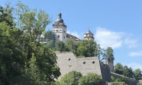 Würzburg- 4-Zi, sehr hell, gr. Balkon, Garage, Stellplatz ab 1.8.