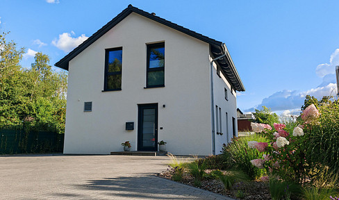 Brand new single-family house with a south-facing terrace, located in a quiet area.