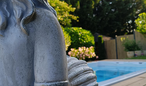 Charming living space available as a sublet/in a women's shared apartment, located in a garden apartment with a pool.