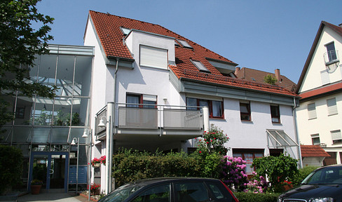 Stadtnah und ruhig: Gut geschnittene 2-Zi.-Wohnung mit Balkon & Tiefgarage – fußläufig zum Bahnhof