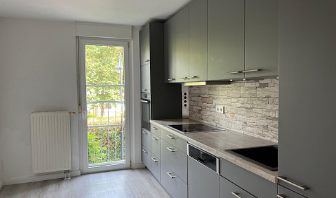 Modern 3-room apartment with balcony, featuring a modern fitted kitchen.