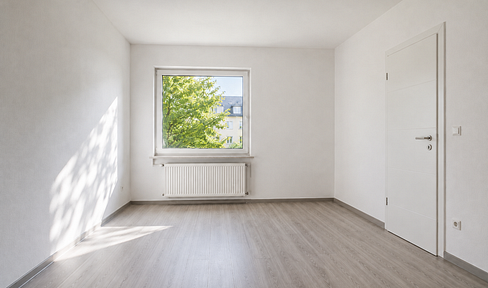 Investment Property: Renovated 3-room apartment, approximately 6% return on investment, with no commission fees.