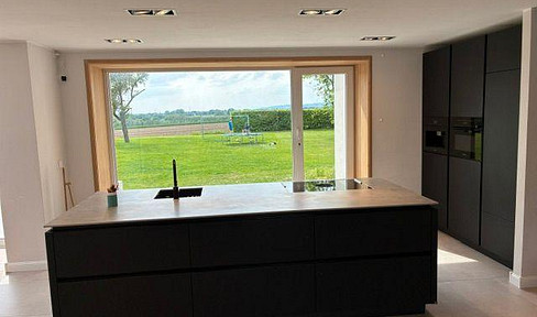 Modernes Familienhaus, Designer-Küche und Blick ins Grüne