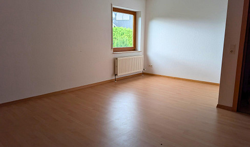 Bright 3.5-room penthouse apartment, 85 m², south-facing balcony, fitted kitchen, parking space – Wüstenrot.