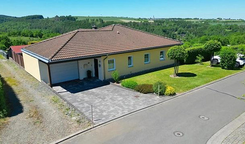 Moderner, freistehender Winkelbungalow in ruhiger Lage