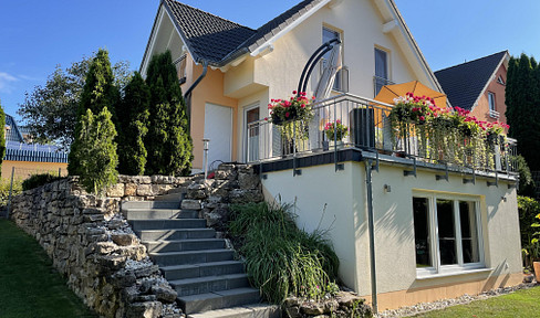 Commission-free! Well-maintained detached house in Arnstadt with a separate home office extension and a full basement.