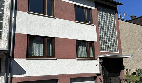 Mehrfamilienhaus mit 3 Wohneinheiten, Balkone, Garagen und Garten, provisionsfrei, voll unterkellert
