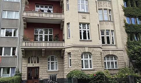 Completely renovated apartment in a stately old building, featuring its own idyllic garden and terrace!