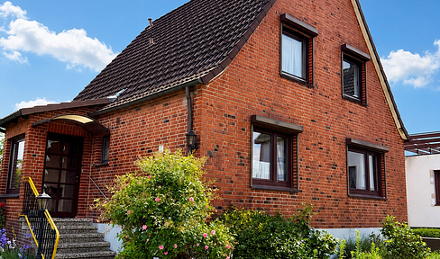 Detached house with potential: modernize, expand, or build an addition.