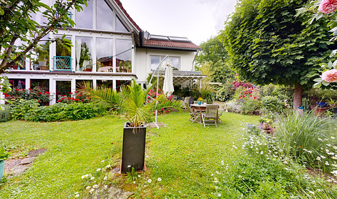Spacious family home with a heat pump, photovoltaic systems, a garden, and a separate living area in Warburg.
