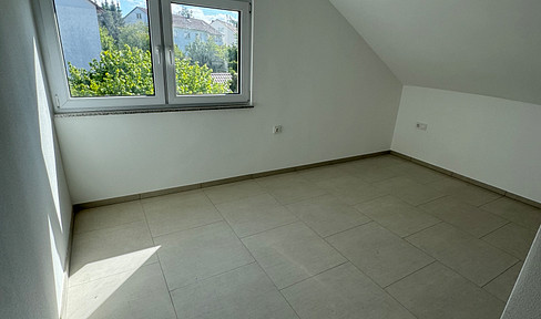 Erstbezug nach Kernsanierung: Moderne 3-Zimmer-Dachgeschosswohnung mit neuer Einbauküche