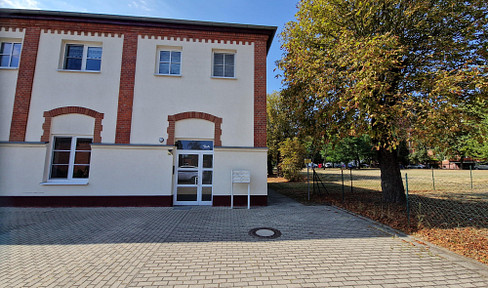 Ground-floor apartment with two rooms, featuring a seamless layout, a terrace, and a parking space, available for rent in the Husarenpark area of Torgau.
