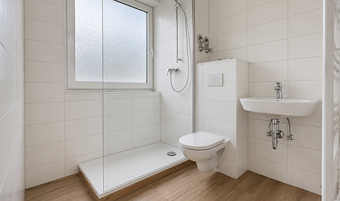 Bright 3-room apartment with balcony, fitted kitchen, and elevator – city tram right outside.