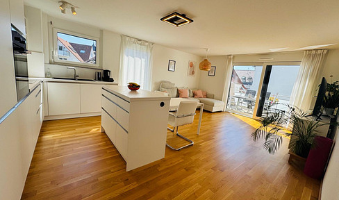 Neuwertige 4 Zimmer-Wohnung mit EBK, gr. Balkon, Tiefgaragen- & Außenstellplatz