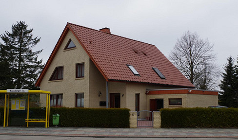 Spacious 5-room maisonette apartment on the 2nd floor with a balcony, located in Lehe.